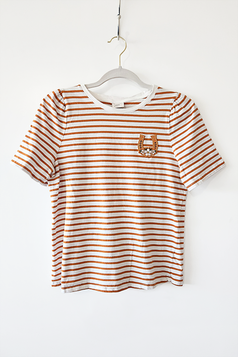 good luck horseshoe embroidered patch on rust and white stripe puff sleeve tee size M